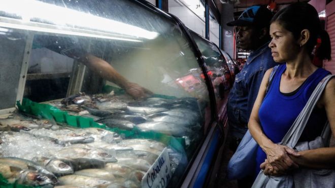 Crisis en Venezuela: la paradoja de que Caracas sea “la ciudad más barata del mundo” y tenga la mayor hiperinflación Crisis en Venezuela: la paradoja de que Caracas sea