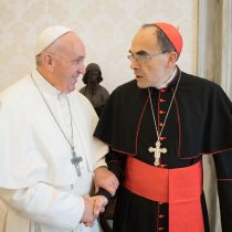 Papa rechaza renuncia de cardenal francés y enfurece a víctimas de pedofilia