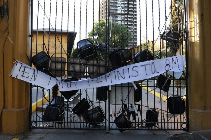 Toma feminista de la Facultad de Arquitectura de la Universidad de Chile se cuadra con la huelga del 8M Toma feminista de la Facultad de Arquitectura de la Universidad de Chile se cuadra con la huelga del 8M