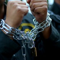 Acusan criminalización de su labor: funcionarios de Gendarmería se encadenan a las afueras del INDH