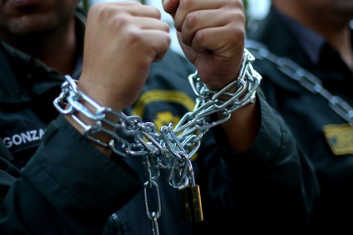 Acusan criminalización de su labor: funcionarios de Gendarmería se encadenan a las afueras del INDH Acusan criminalización de su labor: funcionarios de Gendarmería se encadenan a las afueras del INDH