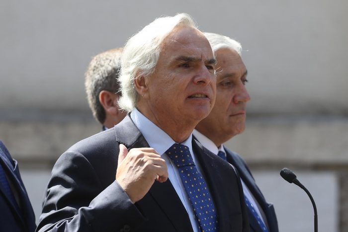 Chadwick intenta poner orden ante ausencia de autoridades en almuerzo con Bolsonaro Chadwick intenta poner orden ante ausencia de autoridades en almuerzo con Bolsonaro