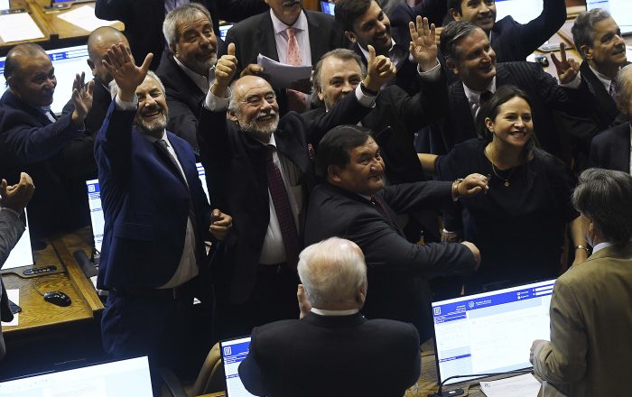 FA explica decisión de apoyar a Iván Flores: “No estábamos dispuestos a entregarles la presidencia a la UDI” FA explica decisión de apoyar a Iván Flores: “No estábamos dispuestos a entregarles la presidencia a la UDI”