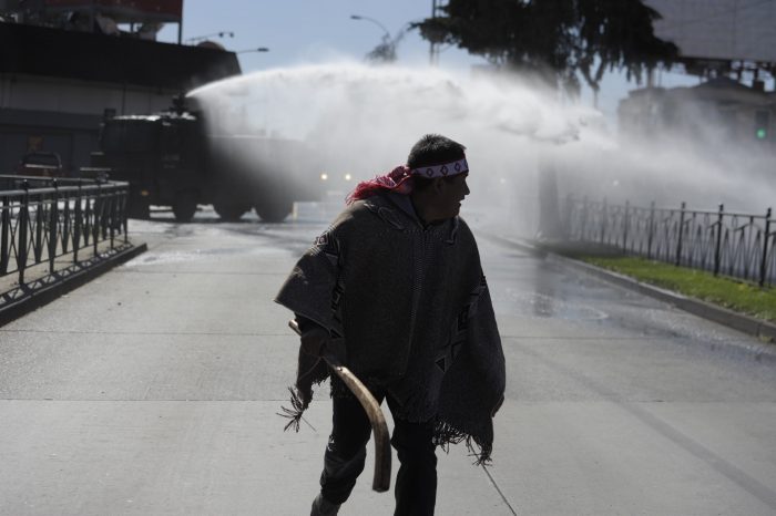Detienen a 15 personas en Temuco en marcha mapuche no autorizada Detienen a 15 personas en Temuco en marcha mapuche no autorizada