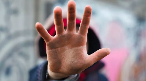 Patear a los niños para disciplinar no es un “santo remedio”, es maltrato infantil Patear a los niños para disciplinar no es un