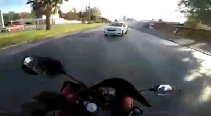 Video registra choque frontal de chofer a motorista que había golpeado su espejo Video registra choque frontal de chofer a motorista que había golpeado su espejo