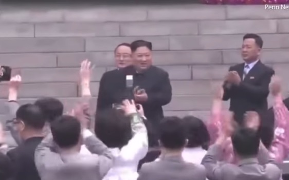 Despiden a fotógrafo de Kim Jong-un por taparlo frente a la convocatoria en una actividad oficial Despiden a fotógrafo de Kim Jong-un por taparlo frente a la convocatoria en una actividad oficial