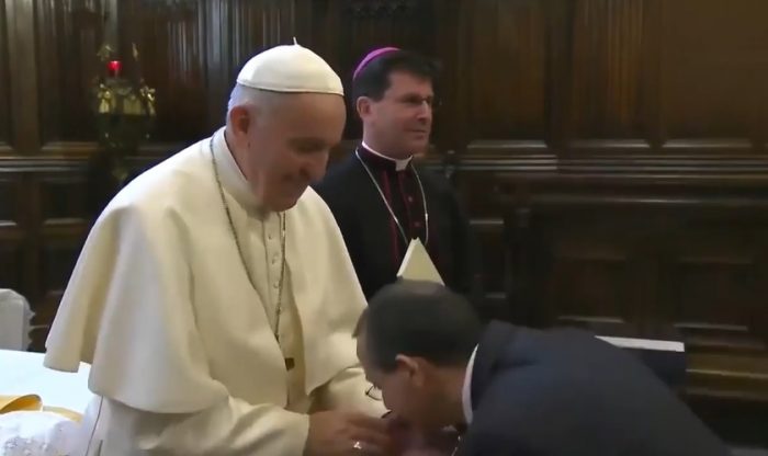 Revuelo causa video del papa Francisco negándose a que le besen su anillo posterior a una misa celebrada en Italia Revuelo causa video del papa Francisco negándose a que le besen su anillo posterior a una misa celebrada en Italia