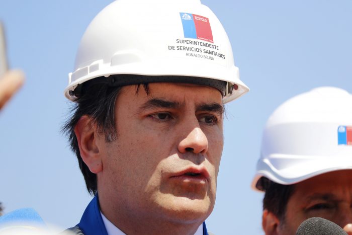 Chile Vamos en picada contra superintendente de Servicios Sanitarios: “Es evidente que algo no cuadra si alguien adquiere más de 20 departamentos con sueldo fiscal” Chile Vamos en picada contra superintendente de Servicios Sanitarios: