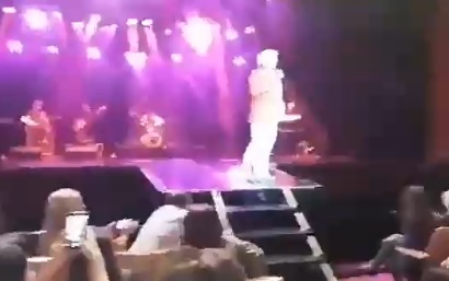 Fuerte caída del cantante Sergio Denis en pleno concierto lo mantiene en estado grave Fuerte caída del cantante Sergio Denis en pleno concierto lo mantiene en estado grave