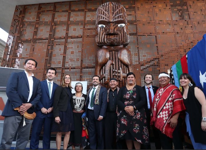 Realizan ceremonia en el GAM por entrega de escultura Maorí a pueblo mapuche Realizan ceremonia en el GAM por entrega de escultura Maorí a pueblo mapuche