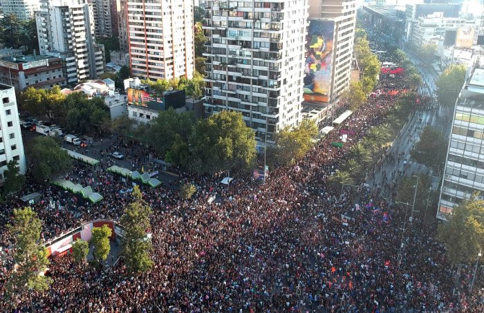 Desbordante movilización feminista concentra a varios cientos de miles de personas en Santiago y regiones Desbordante movilización feminista concentra a varios cientos de miles de personas en Santiago y regiones