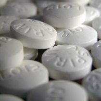 Cardiólogos ya no recomiendan tomar aspirina para prevenir ataques al corazón