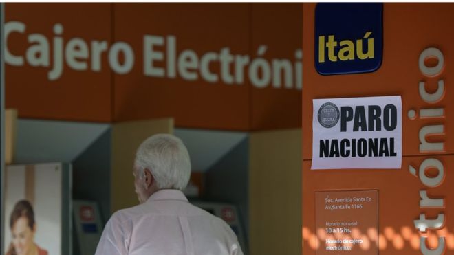 Por qué el servicio al cliente de los bancos en Chile y Argentina es tan diferente (y qué revela de sus economías) Por qué el servicio al cliente de los bancos en Chile y Argentina es tan diferente (y qué revela de sus economías)