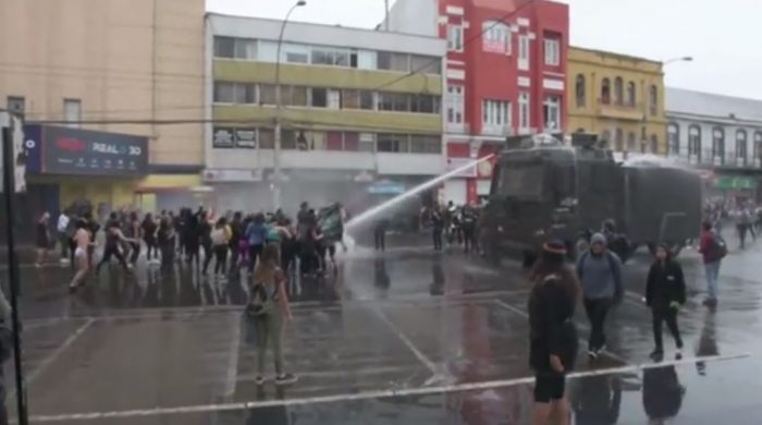 Suspenden a carabinero encargado de carro lanza agua que dejó con heridas graves a joven durante marcha del 8M en Valparaíso Suspenden a carabinero encargado de carro lanza agua que dejó con heridas graves a joven durante marcha del 8M en Valparaíso