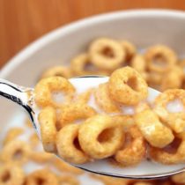 Mal despertar: expertos alertan a la población por altos niveles de acrilamida en los cereales para el desayuno en Chile