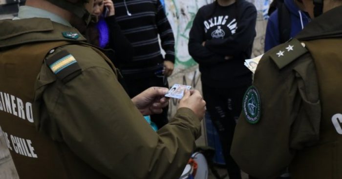 Cadem: 63 % de los encuestados está a favor de la ampliación del control preventivo de identidad Cadem: 63 % de los encuestados está a favor de la ampliación del control preventivo de identidad