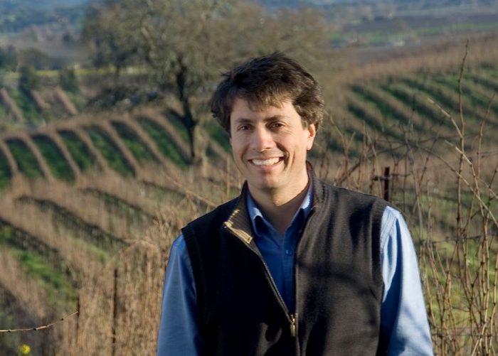 Siempre hay un chileno: empresario vitivinícola es uno de los acusados de fraude para ingresar a sus hijos a universidades prestigiosas en Estados Unidos