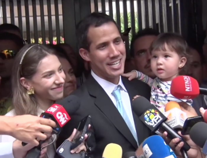 Esposa de Guaidó llega a Chile y emplaza a las Fuerzas Armadas: “Tienen en sus manos el momento histórico de enaltecer ese uniforme tan manchado” Esposa de Guaidó llega a Chile y emplaza a las Fuerzas Armadas: “Tienen en sus manos el momento histórico de enaltecer ese uniforme tan manchado”