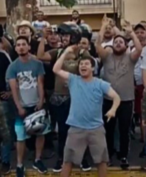 Hinchas de la UC funan en pleno estadio a Felipe Valenzuela, joven que lideró protestas frente a Embajada de Venezuela Hinchas de la UC funan en pleno estadio a Felipe Valenzuela, joven que lideró protestas frente a Embajada de Venezuela