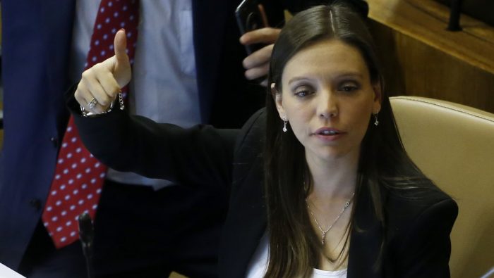 Camila Flores no quiere ver a mujeres desnudas en la marcha Camila Flores no quiere ver a mujeres desnudas en la marcha