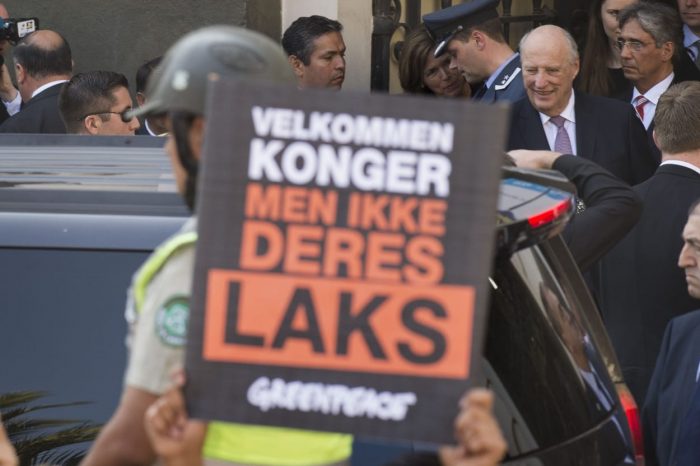Greenpeace encara al rey de Noruega: “La monarquía de la industria salmonera no puede conquistar ahora la Patagonia” Greenpeace encara al rey de Noruega: “La monarquía de la industria salmonera no puede conquistar ahora la Patagonia”