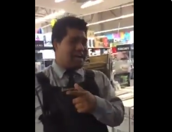 Guardia de supermercado discrimina a una pareja de lesbianas en pleno ejercicio laboral Guardia de supermercado discrimina a una pareja de lesbianas en pleno ejercicio laboral