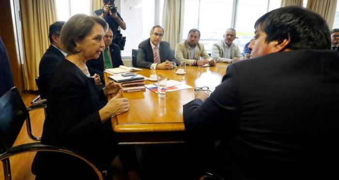 Salió humo blanco en la reunión entre camioneros y ministra Hutt: acuerdan trabajar por la licitación del Terminal 2 de Valparaíso sin modificaciones Salió humo blanco en la reunión entre camioneros y ministra Hutt: acuerdan trabajar por la licitación del Terminal 2 de Valparaíso sin modificaciones