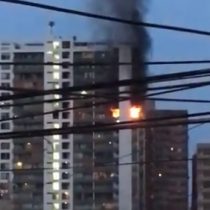 Una persona fallecida dejó un incendio que afectó a un departamento en Iquique