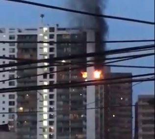 Una persona fallecida dejó un incendio que afectó a un departamento en Iquique Una persona fallecida dejó un incendio que afectó a un departamento en Iquique