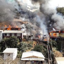 Incendio en Cerro San Roque de Valparaíso deja a 16 personas damnificadas