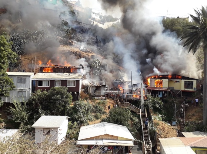 Incendio en Cerro San Roque de Valparaíso deja a 16 personas damnificadas Incendio en Cerro San Roque de Valparaíso deja a 16 personas damnificadas