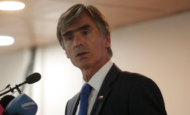 Ministro Valente lamenta cierre de Guante pero advierte que las empresas tienen que adaptarse a los cambios Ministro Valente lamenta cierre de Guante pero advierte que las empresas tienen que adaptarse a los cambios