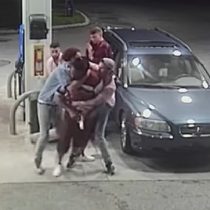 Cámara de seguridad graba a grupo de amigos repeliendo un asalto en una bencinera en Estados Unidos