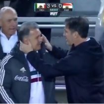 Tata Martino recibe fuerte pelotazo de su excompañero y colega Eduardo Berizzo en el partido México-Paraguay