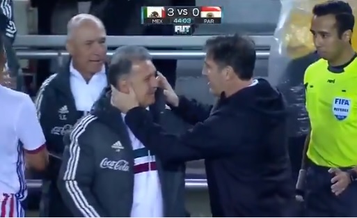 Tata Martino recibe fuerte pelotazo de su excompañero y colega Eduardo Berizzo en el partido México-Paraguay Tata Martino recibe fuerte pelotazo de su excompañero y colega Eduardo Berizzo en el partido México-Paraguay