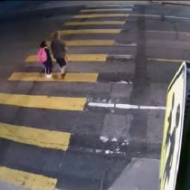 Hombre es impactado por auto luego de empujar a su hija para salvarla