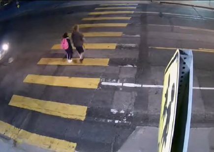 Hombre es impactado por auto luego de empujar a su hija para salvarla