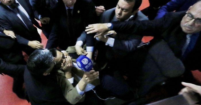 Perdió el obispo Durán: Corte Suprema falla a favor de periodista agredido por su guardia en el Te Deum Evangélico Perdió el obispo Durán: Corte Suprema falla a favor de periodista agredido por su guardia en el Te Deum Evangélico
