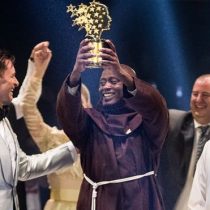 El Mejor Maestro del Mundo: Peter Tabichi, el profesor que dona la mayor parte del salario a sus alumnos más pobres y que recibió el 