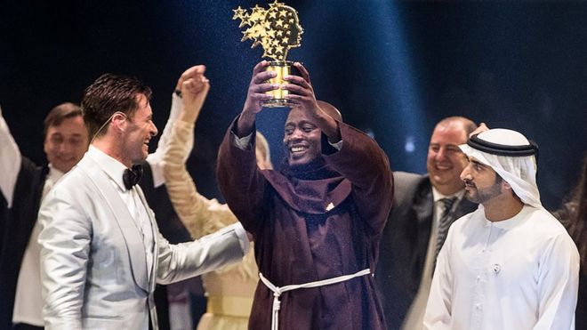El Mejor Maestro del Mundo: Peter Tabichi, el profesor que dona la mayor parte del salario a sus alumnos más pobres y que recibió el «Nobel de Educación» El Mejor Maestro del Mundo: Peter Tabichi, el profesor que dona la mayor parte del salario a sus alumnos más pobres y que recibió el «Nobel de Educación»