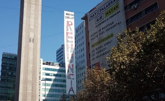Con lienzo gigante, trabajadores del Mineduc exigen la salida de Cubillos y no descartan acusación constitucional Con lienzo gigante, trabajadores del Mineduc exigen la salida de Cubillos y no descartan acusación constitucional