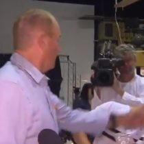 Senador australiano abofetea a joven que le reventó huevo en la cabeza
