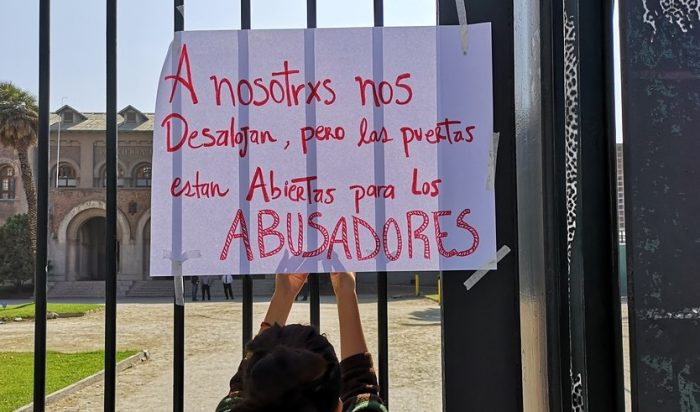Rector Sánchez defiende desalojo de toma feminista en la UC: “Estuvieron encapuchadas” y “no entregaron ningún petitorio” Rector Sánchez defiende desalojo de toma feminista en la UC: “Estuvieron encapuchadas” y “no entregaron ningún petitorio”