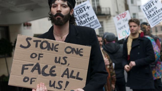 Lapidación de gays en Brunéi: “De niños nos enseñaban que las piedras no tenían que ser muy grandes para que la persona no muriera tan rápido” Lapidación de gays en Brunéi: “De niños nos enseñaban que las piedras no tenían que ser muy grandes para que la persona no muriera tan rápido”