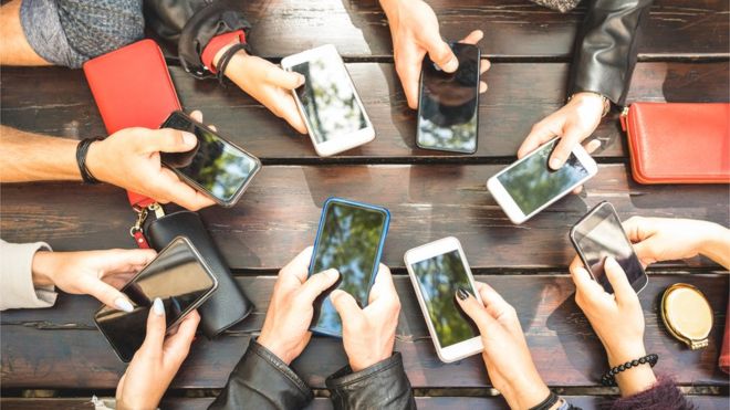 ¿Realmente te espía (y para qué) el micrófono de tu teléfono? ¿Realmente te espía (y para qué) el micrófono de tu teléfono?