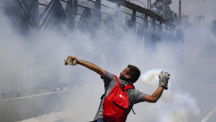 Venezuela: fuertes disturbios y violencia tras el llamado de Juan Guaidó y Leopoldo López a derrocar a Maduro Venezuela: fuertes disturbios y violencia tras el llamado de Juan Guaidó y Leopoldo López a derrocar a Maduro