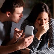 Amor tóxico: estudio revela altos niveles de control y violencia en el pololeo de jóvenes chilenos