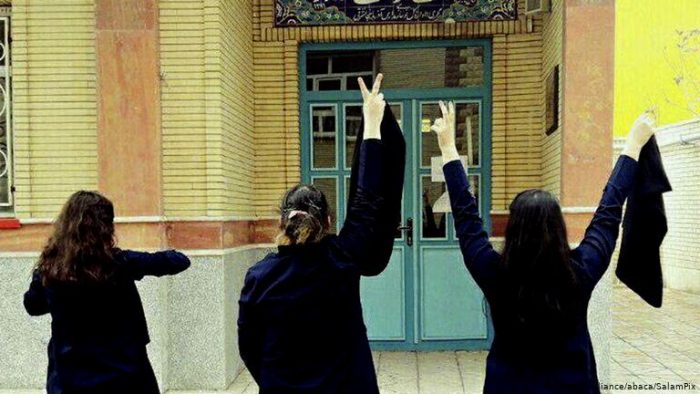 Justicia iraní condena a un año de cárcel a mujer por quitarse el velo Justicia iraní condena a un año de cárcel a mujer por quitarse el velo