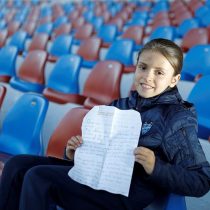 Una niña escribe una carta a Panini para que haga un álbum de láminas de fútbol femenino